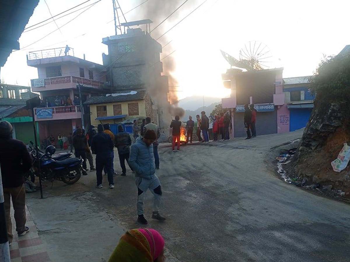 बैतडी सदरमुकाममा टायर बालेर बन्दकर्ताले गरे प्रर्दशन